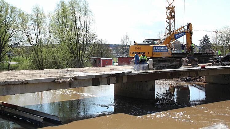 Die Höchstadter Aischbrücke wird Stück für Stück abgetragen. Foto: Andreas Dorsch