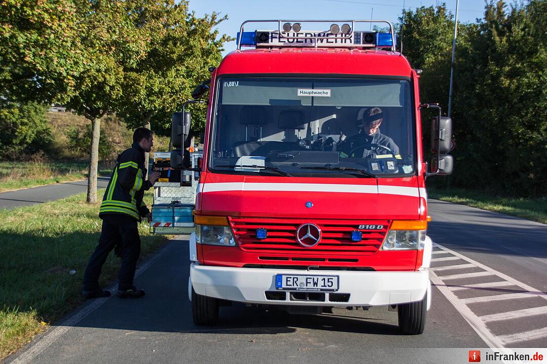 Transporter kollidiert mit Kleinwagen und kracht in Bushaltestelle
