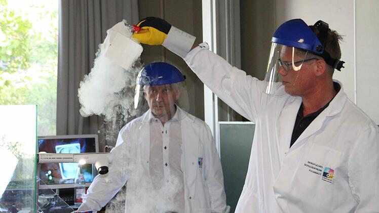 Mit Experimenten machten Kälteanlagenbaumeister Michael Will von Glen Dimplex (rechts) und Fachlehrer Gerd Knorr vom Schulzentrum Lust auf den Beruf des Mechatronikers für Kältetechnik.