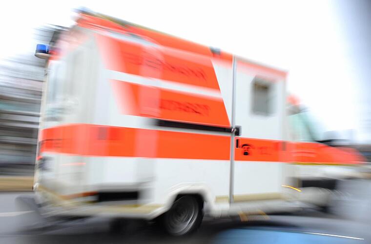 Am Fußgängerüberweg übersehen - Kleintransporter erfasst Mann in Kronach