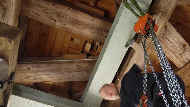 Impression vom Einbau der neuen Kirchenglocken in Gleußen.Berthold Köhler