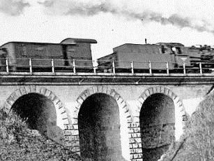 Dampflokomotiven waren bei der Werrabahn von Anfang an unverzichtbar. Um 1930 überquert ein Güterzug bei Seehof die inzwischen nicht mehr vorhandene steinerne Rundbogenbrücke.  Foto: Slg. Oelzner