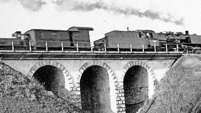 Dampflokomotiven waren bei der Werrabahn von Anfang an unverzichtbar. Um 1930 überquert ein Güterzug bei Seehof die inzwischen nicht mehr vorhandene steinerne Rundbogenbrücke.  Foto: Slg. Oelzner