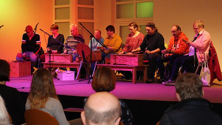 Die Orff-Gruppe präsentierte unter anderem eine Eigenkomposition.    Foto: Evi Seeger