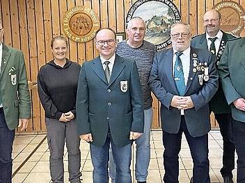 Ronald Meisel (links) ist neuer Vorsitzender der Ziegelhüttener Schützen. Mit im Bild (nach rechts) Schriftführerin Constance Eickhorst, Inventarverwalter Waldemar Baraulja, Kassier Gerd Hoffmann, Zweiter Vorsitzender Manfred Götz, Zweiter Schützenmeister Max Menzel und Erster Schützenmeister Norbert Zimmermann