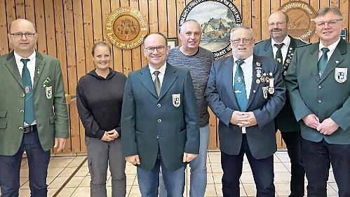 Ronald Meisel (links) ist neuer Vorsitzender der Ziegelhüttener Schützen. Mit im Bild (nach rechts) Schriftführerin Constance Eickhorst, Inventarverwalter Waldemar Baraulja, Kassier Gerd Hoffmann, Zweiter Vorsitzender Manfred Götz, Zweiter Schützenmeister Max Menzel und Erster Schützenmeister Norbert Zimmermann