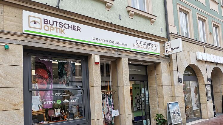 Bamberger Optiker mit skurrilem Schaufenster-Aushang  - das ist seine Botschaft