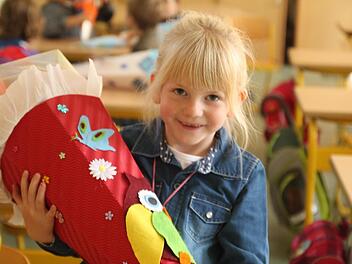 Ganz gespannt: Was sich wohl alles in der großen Schultüte befindet?  Foto: Birgid Röder