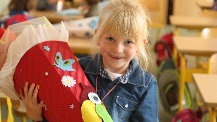 Ganz gespannt: Was sich wohl alles in der großen Schultüte befindet?  Foto: Birgid Röder