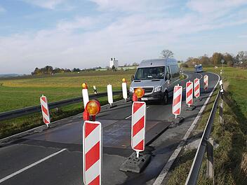 Hier geht von Donnerstag an nichts mehr: Weil der Durchlass des "Hutgrabens" bei Wiesenfeld erneuert wird, muss die Staatsstraße voraussichtlich zwei Wochen lang für den Verkehr gesperrt werden. Foto: Berthold Köhler