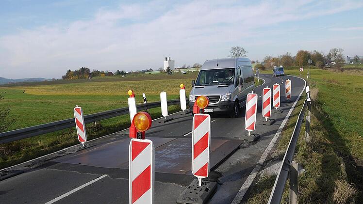 Hier geht von Donnerstag an nichts mehr: Weil der Durchlass des "Hutgrabens" bei Wiesenfeld erneuert wird, muss die Staatsstraße voraussichtlich zwei Wochen lang für den Verkehr gesperrt werden. Foto: Berthold Köhler