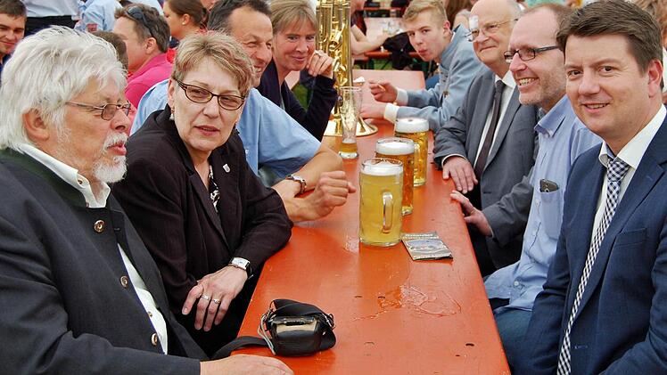 Bei den hohen Temperaturen half auch den Ehrengästen nur ein kühles Bier.  Foto: Sigismund von Dobschütz