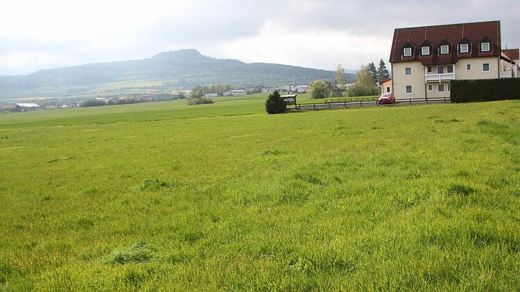 Auf diesen Äckern und Wiesen zwischen der Staatsstraße 2204 sowie dem Schönbrunner Weg, der Bischof-von-Dinkel- und der Unteren Gartenstraße könnten in den nächsten Jahrzehnten ein neues Wohngebiet sowie gewerbliche Baufläche ausgewiesen werden. Foto: Matthias Einwag