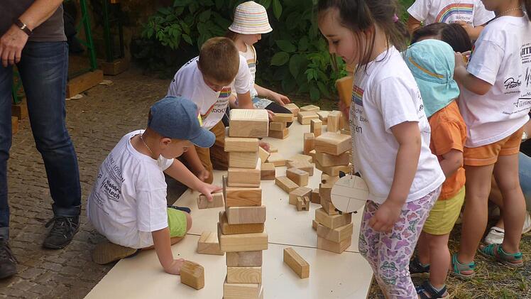 Der Grauturm wächst auch mit Holzbauklötzen in die Höhe. Foto: Johanna Eckert