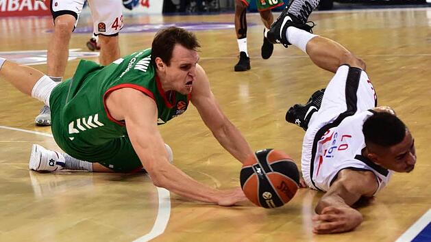 Johannes Voigtmann (l.), der hier mit Maodo Lo um den Ball k&auml;mpft, drehte nach der Pause gewaltig auf. 18 seiner 20 Punkte erzielte der deutsche Nationalspieler in Diensten von Baskonia Vitoria in der zweiten Halbzeit. Foto: Adrian Ruiz de Hierro/dpa