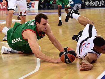 Johannes Voigtmann (l.), der hier mit Maodo Lo um den Ball kämpft, drehte nach der Pause gewaltig auf. 18 seiner 20 Punkte erzielte der deutsche Nationalspieler in Diensten von Baskonia Vitoria in der zweiten Halbzeit. Foto: Adrian Ruiz de Hierro/dpa