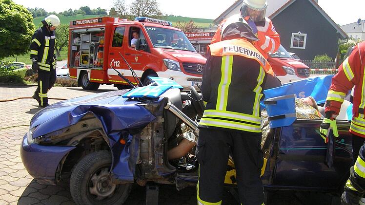 Bergung von Verletzten aus dem Auto. Foto: Wolfgang Saam