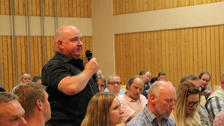 Nicht bremsen ließ sich Manfred Kunert, Geschäftsführer von Paul und Co. Der Veranstalter stellte schließlich das Mikrofon ab. Foto: Ulrike Müller