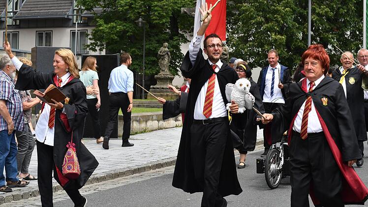Bürgermeister Andreas Hügerich (Mitte) als Harry Potter - samt Mitschülern aus der Schule für Zauberei Foto: Ronald Rinklef