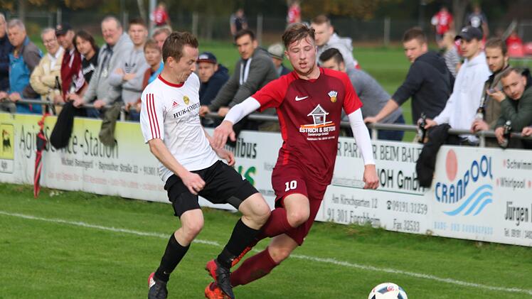 Alexander Priebusch beißt sich in den Zweikampf mit Felix Pfister (re.). Buckenhofen hatte einen schweren Stand gegen den Tabellenletzten.