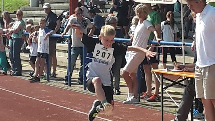 Sebastian Pohl sprang im Weitsprung 3,08 Meter und holte als Gesamtzweiter die beste Platzierung für den ATS.  Foto: Michael Weber