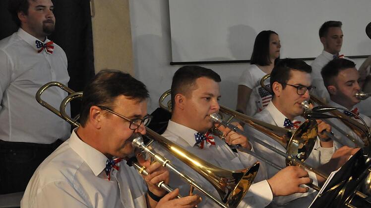 Die Trachtenkapelle des Musikvereines Schondra ist für gehobene Blasmusik bekannt. So auch bei ihrem Mottokonzert zum Thema Amerika, mit dem sie die Zuhörer überraschte.Foto: Peter Klopf