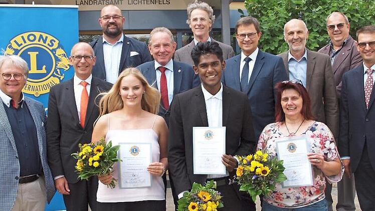 Präsident Uwe Fischer, Landrat Christian Meißner, Johannes Morhard, Walter Mackert, Manfred Büdenbender, Thomas Meier Stefan Völker, Volker Hamann und Karlheinz Wirth (hinten von links) beglückwünschten Theresa Weis, Sanjey Sivanesan sowie Gabriele Welsch in Vertretung ihrer Tochter Vanessa (vorne von links) zur Auszeichnung mit dem Förderpreis des Lions Clubs Lichtenfels.  Foto: Alfred Thieret