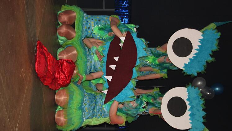 Die Prinzengarde der  Faschingsgesellschaft Hollfeld mit ihrem schaurig-schönen Tanz "Monster  Uni". Foto: Stephan Stöckel