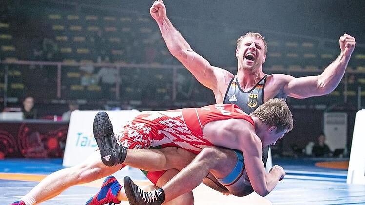 Der Moment, als der Gewinn der Bronzemedaille feststand: Die Fans zählten den Countdown lautstark mit, und zwei Sekunden vor dem Schlussgong riss Hannes Wagner gegen den Weißrussen Stanislaw Schafarenka bereits die Arme hoch.  Foto: DRB