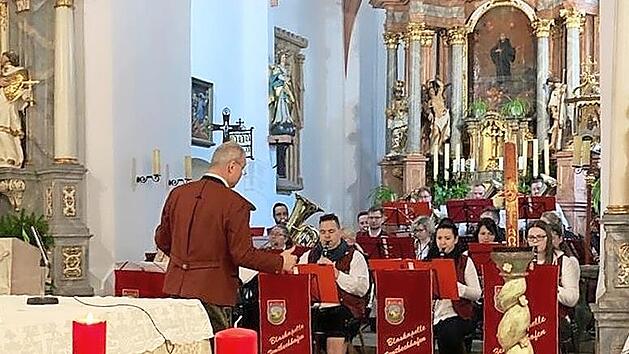 Dirigent Gerhard Geuder leitete das Adventskonzert der Blaskapelle Zentbechhofen in der Pfarrkirche St. Leonhard.