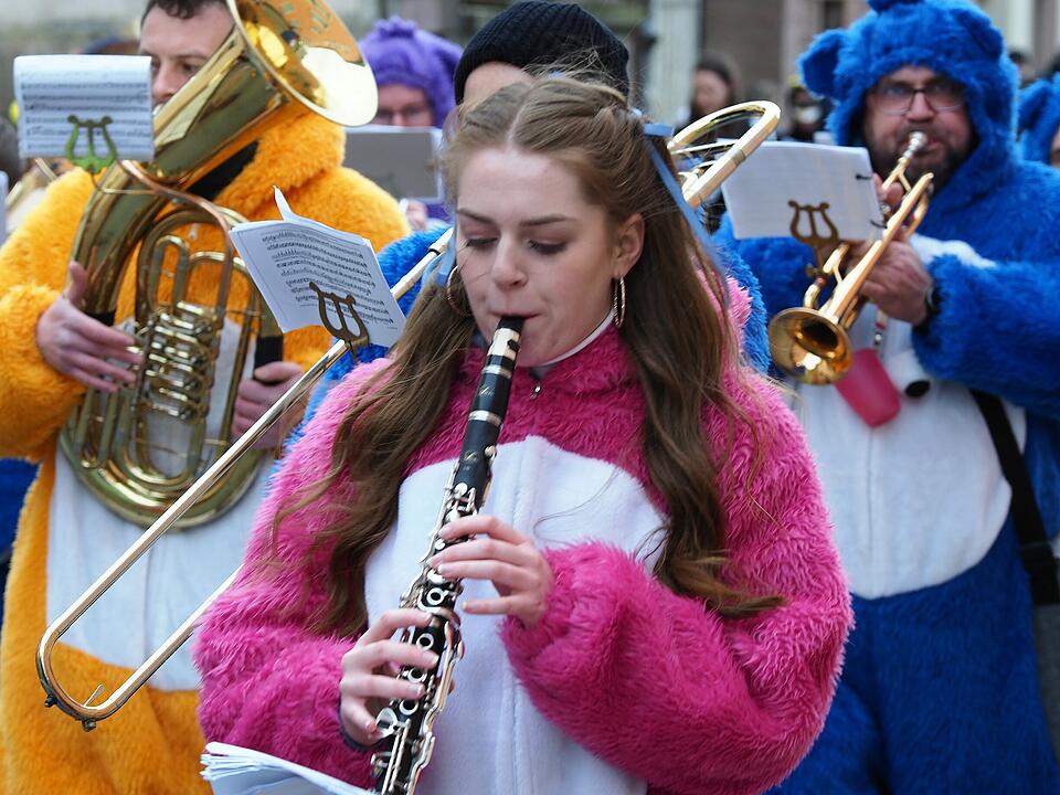 Mit vielen Fuß- und Musikgruppen
