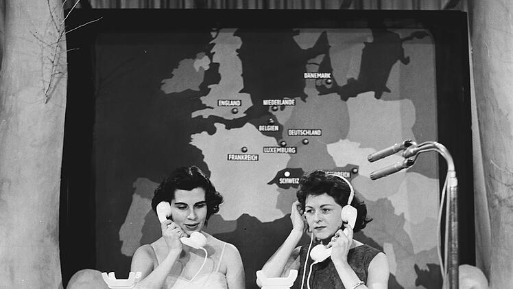 ESC in den 50-ern: Am 3. M&auml;rz 1957 im Gro&szlig;en Sendesaal des Hessischen Rundfunks sitzt Moderatorin Anaid Iplicjian (links) mit einer Assistentin und nimmt telefonisch die Punkte entgegen.