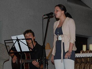 Sabrina Straub begeisterte beim Saale-Musicum-Konzert mit ihrer wunderbaren Stimme, sie sang auch das Ave Maria. Begleitet wurde sie hierbei von Alexander Krampert auf der Gitarre. Foto: Straub