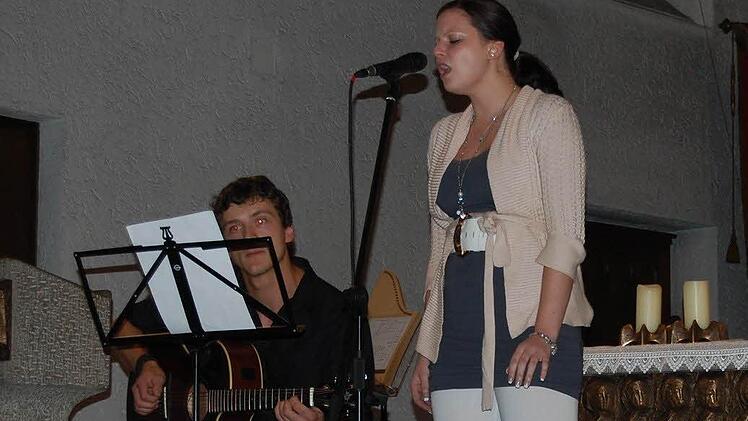 Sabrina Straub begeisterte beim Saale-Musicum-Konzert mit ihrer wunderbaren Stimme, sie sang auch das Ave Maria. Begleitet wurde sie hierbei von Alexander Krampert auf der Gitarre. Foto: Straub