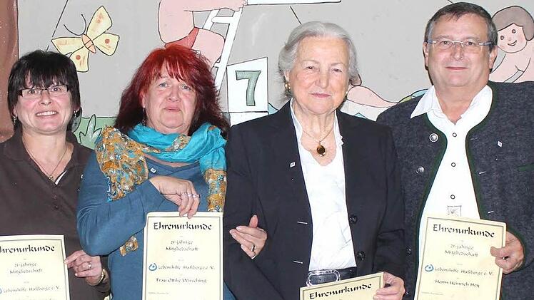 Die Lebenshilfe Haßberge ehrte langjährige Mitglieder. Seit 25 Jahren sind Annette Neundörfer (stellvertretend für ihren Mann Robert) aus Eltmann, Ottilie Wirsching aus Reckertshausen, Marianne Hauck aus Königsberg (Klaubmühle) und Heinrich Hey aus Zeil dabei.