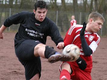 Aus dem Spiel des TV Ebern gegen die SpVgg Rattelsdorf: Gästespieler Sven Leimbach (links) klärt energisch gegen den Eberner Christian Ammon.  Foto: Wolfgang Dietz