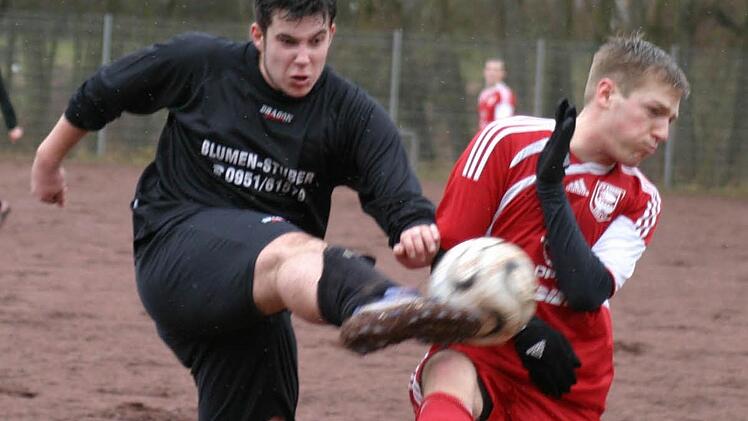 Aus dem Spiel des TV Ebern gegen die SpVgg Rattelsdorf: Gästespieler Sven Leimbach (links) klärt energisch gegen den Eberner Christian Ammon.  Foto: Wolfgang Dietz