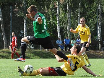 Schulbuchmäßig vom Ball getrennt: Burgwallbachs Marcel Mölter (links) vom Thulbaer Sergiu Nistor. Foto: Hopf