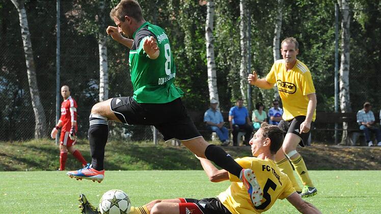 Schulbuchmäßig vom Ball getrennt: Burgwallbachs Marcel Mölter (links) vom Thulbaer Sergiu Nistor. Foto: Hopf