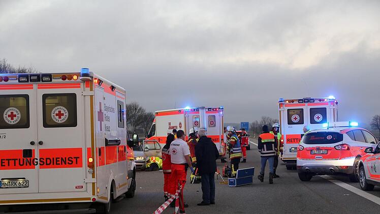 Auf der A7 im Landkreis Unterallgäu ist es bei Bad Grönenbach zu einem schweren Verkehrsunfall gekommen: Eine 17-Jährige wurde lebensgefährlich verletzt. Foto: Thomas Pöppel/dpa