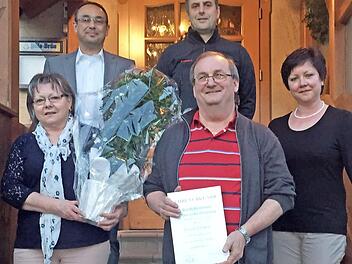 Bernd Schramm (vorne Mitte) wurde beim Radfahrverein "Concordia" Glosberg zum Ehrenkassier ernannt. Mit auf dem Bild: Veronika Schramm (vorne links) und Susanne Welscher (rechts) sowie Vorsitzender Jürgen Welscher (hinten links) und Zweiter Vorsitzender Ulrich Möckel  Foto: privat