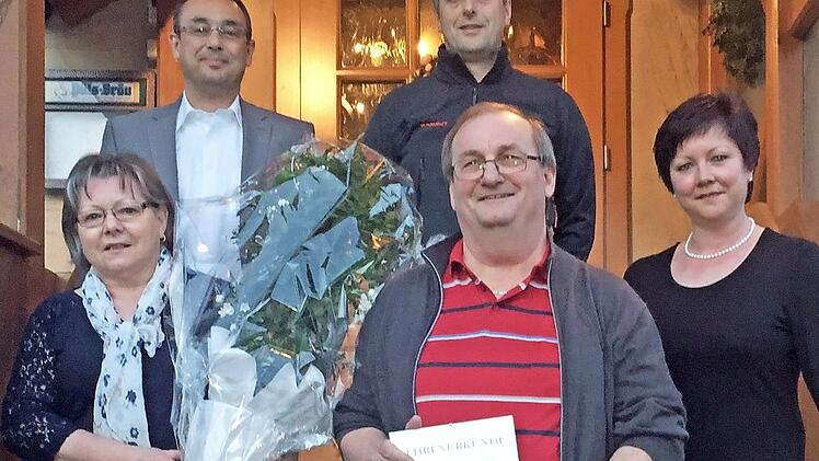 Bernd Schramm (vorne Mitte) wurde beim Radfahrverein "Concordia" Glosberg zum Ehrenkassier ernannt. Mit auf dem Bild: Veronika Schramm (vorne links) und Susanne Welscher (rechts) sowie Vorsitzender Jürgen Welscher (hinten links) und Zweiter Vorsitzender Ulrich Möckel  Foto: privat