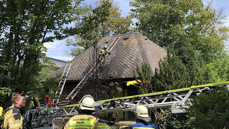 In der Bayreuther Straße in Forchheim fing der Dachstuhl eines freistehendes Gebäudes Feuer. Foto: News5/Merzbach