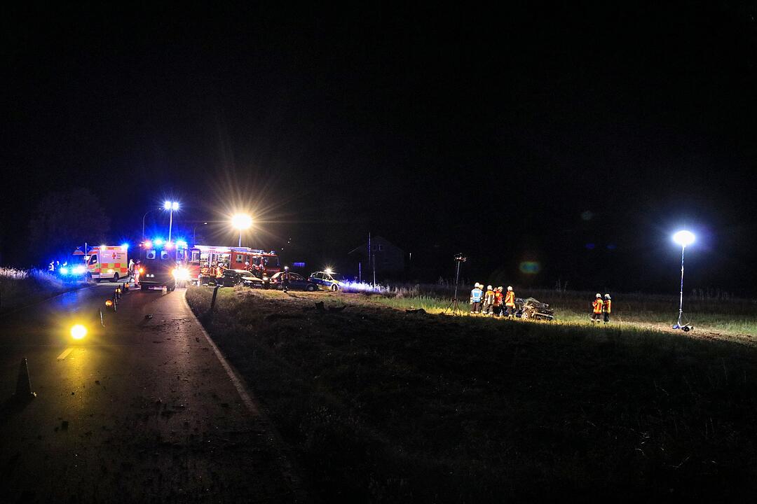 Kreis Erlangen: Cabrio überschlägt sich auf Acker mehrfach - Fahrer schwer verletzt