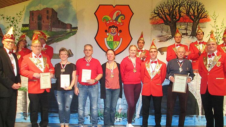 Vize-Präsident André Köster würdigte (von links) Rainer Kaiser, Dunja Müller, Manfred Schmitt , Heike Frank, Leandra Hälbig und Philipp Kaiser mit den FVF-Auszeichnungen. Vorsitzender Daniel Kaiser (rechts) ehrte Konrad Clement (2. von rechts) mit dem Vereins-Verdienstorden.      Winfried Ehling