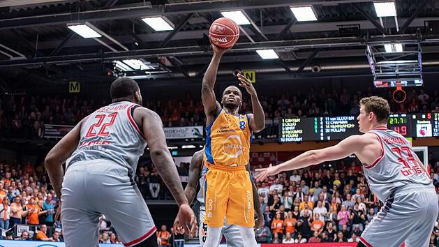 Josh Young  von Rasta Vechta kommt frei zum Wurf, weil ihn die Bamberger Cliff Alexander (links) und Patrick Heckmann nicht st&ouml;ren. Foto: Christian Becker