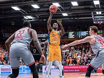 Josh Young  von Rasta Vechta kommt frei zum Wurf, weil ihn die Bamberger Cliff Alexander (links) und Patrick Heckmann nicht stören. Foto: Christian Becker