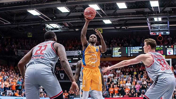 Josh Young  von Rasta Vechta kommt frei zum Wurf, weil ihn die Bamberger Cliff Alexander (links) und Patrick Heckmann nicht stören. Foto: Christian Becker