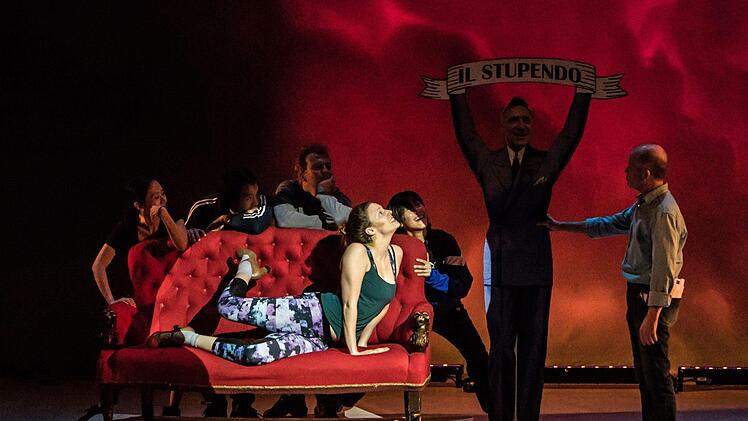 Proben-Impressionen aus dem Landestheater: Gast-Regisseur Felix Seiler inszeniert die Coburger Erstaufführung des Musicals "Otello darf nicht platzen".Foto: Jochen Berger