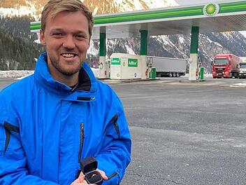 Auf den Knien auf einer Raststätte in Österreich: Kevin Krawietz überraschte seine langjährige Lebensgefährtin mit einem spontanen Heiratsantrag. privat